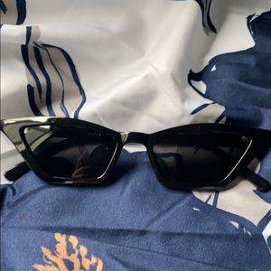 Very trendy sunglasses (fashion Nova)